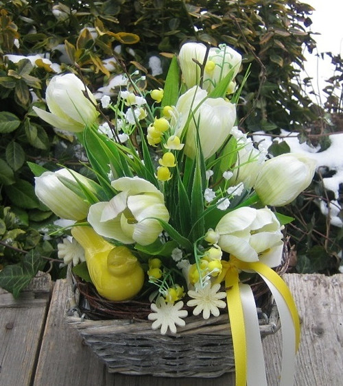 Košík s tulipány a ptáčkem — foto 1