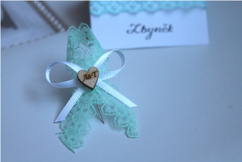 Krásný mint krajkový vývazek s monogramy