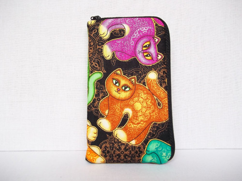 Obal na mobil - barevné kočky (15 cm)