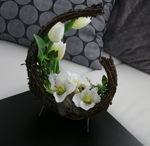 Gondola s čemeřicemi a tulipány — foto 1
