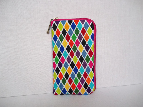 Obal na mobil-barevné kosočtverce (15 cm)
