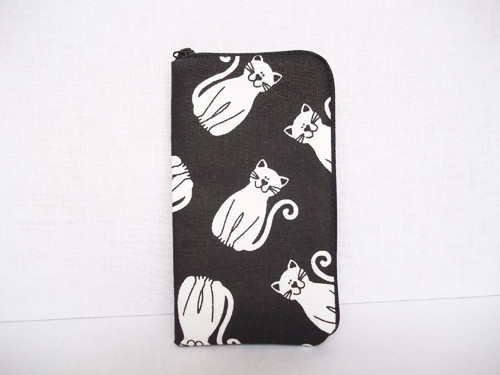 Obal na mobil - bílí kočky (15 cm)