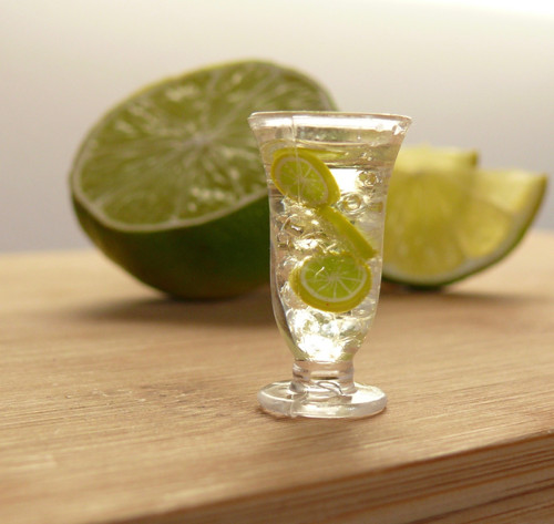 Limonáda s plátky limetky a ledem — foto 1