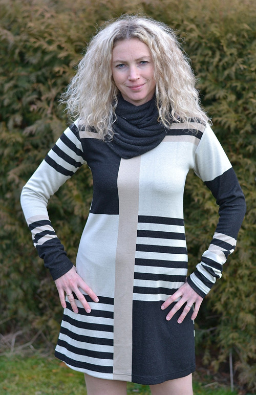 Tříbarevné šaty — foto 1