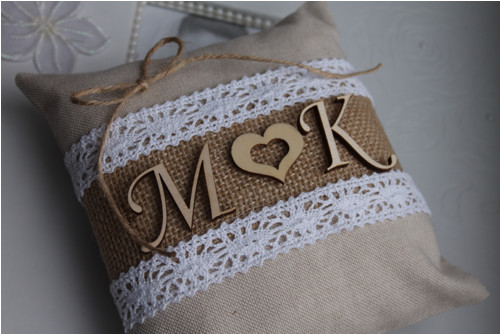 Přírodní polštářek s monogramy