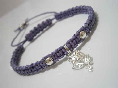 Fialový náramek s růží - macramé
