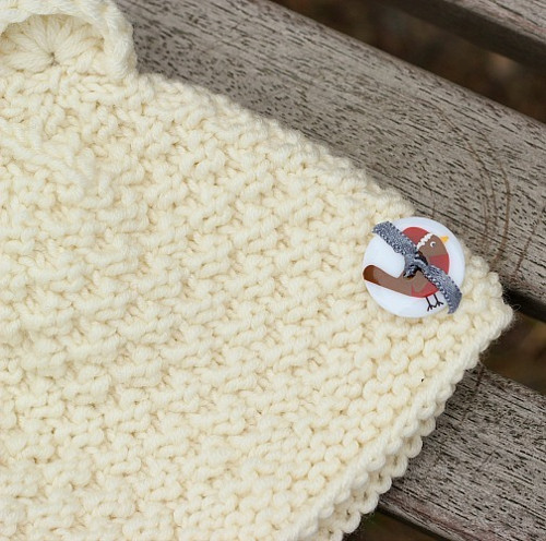 Čepička s ouškama a knoflíčkem — foto 1