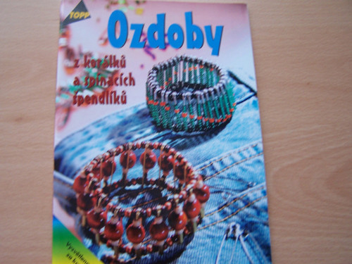 Ozdoby z korálků a spínacích špendlíků