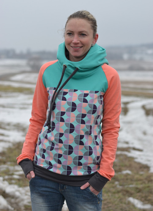 Tříbarevná mikina — foto 1