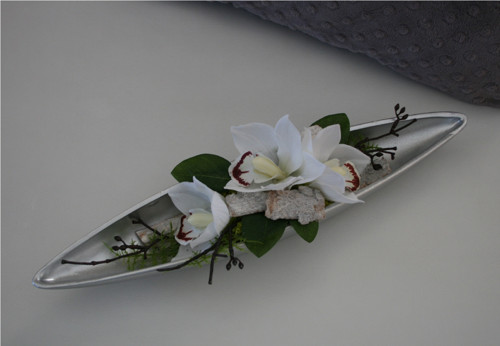 Stříbrná lodička s orchidejemi — foto 1