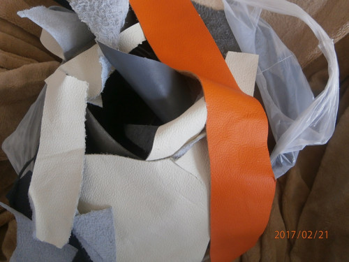 ODŘEZKY KŮŽÍ — foto 1