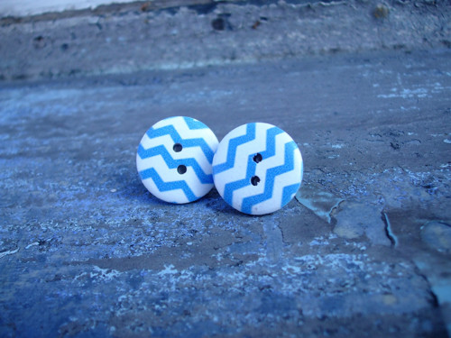 Knoflíkové náušnice - modrý chevron — foto 1