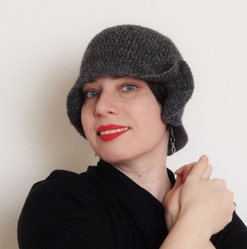 Mdm Krajewska v mini a vlně- háčkovaný klobouk — foto 1