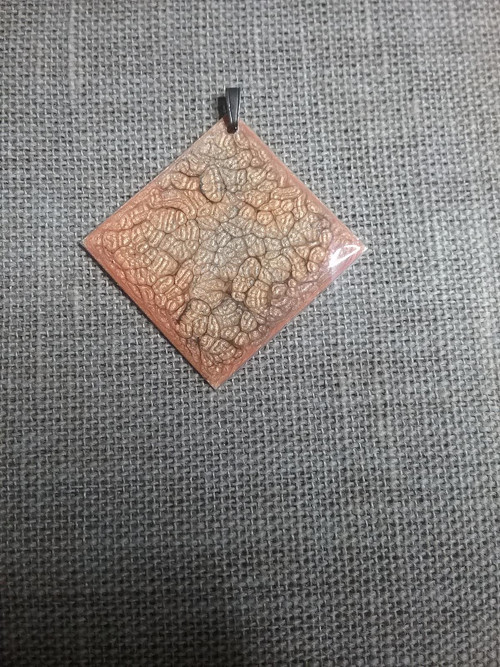 Přívěsek čtverec temně oranžový