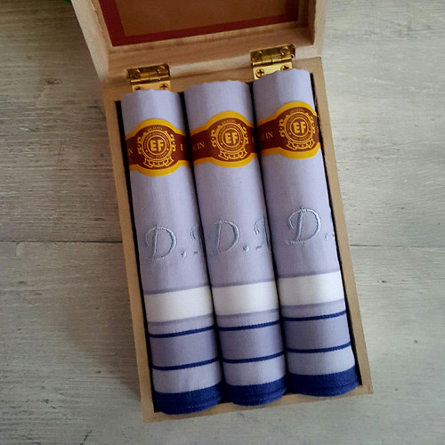 Pánské kapesníky s monogramem v krabičce — foto 1