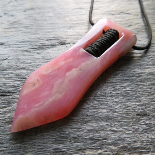 Amulet - Amorův šíp - extra růžový opál Peru — foto 1