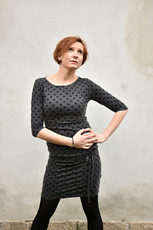 Šedé puntíky šaty, vel. L — foto 1