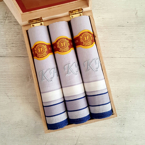 Pánské kapesníky s monogramem v krabičce — foto 1