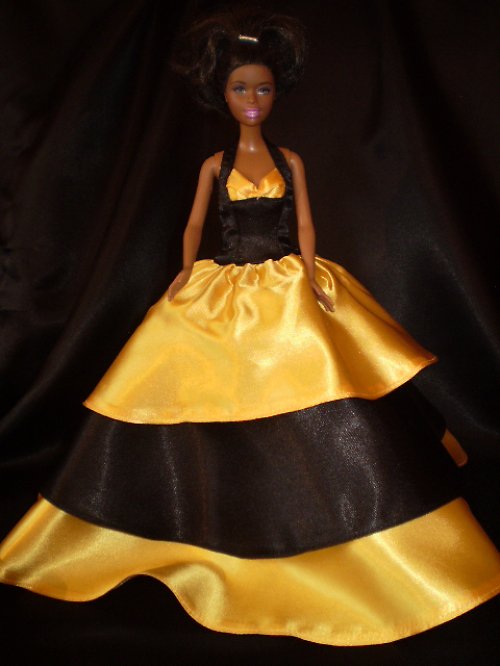 Žluto-černé šatičky na barbie — foto 1