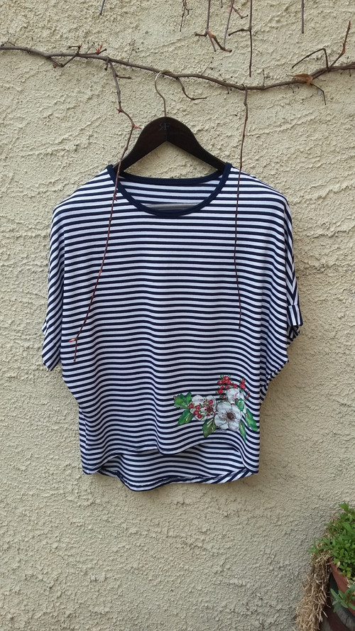 Rozkvetlé proužky oversized triko — foto 1