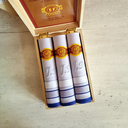 Pánské kapesníky s monogramem v krabičce — foto 1