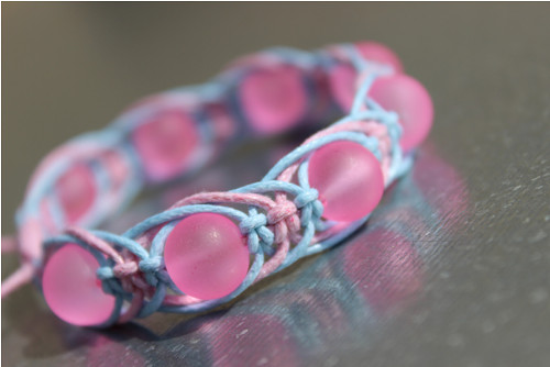 LÍZÁTKA.. Náramek macramé — foto 1