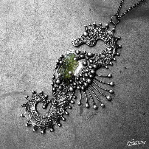 Seahorse with moldavite — foto 1