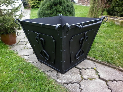 Kovaný květináč
