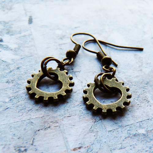 Steampunkové náušnice se srdcovým ozubeným kolem — foto 1