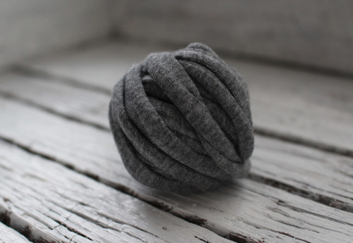 Háčkovaný kobereček-GREY (110cm)-šňůrkový — foto 1