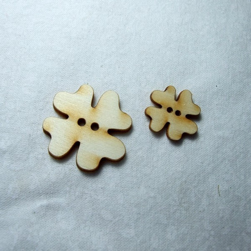 Dřevěný knoflík čtyřlístek větší 3 cm