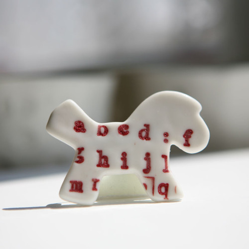 Přátelský... (porcelánová brož) — foto 1