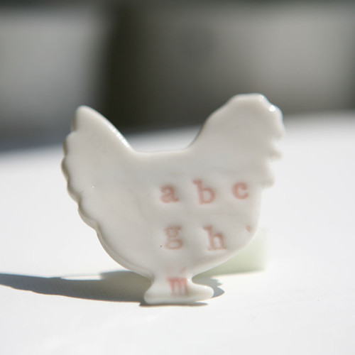 Sečtělá Slepice Pink (porcelánová brož) — foto 1
