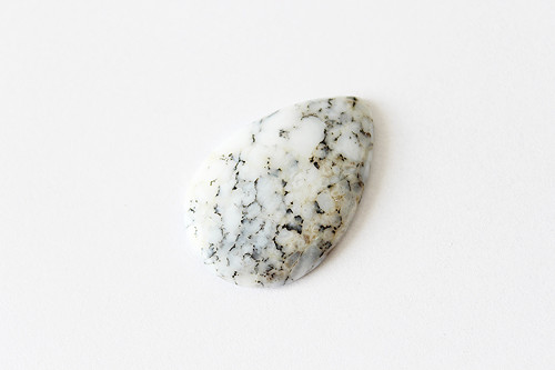 Dendritický opál bez průvleku (kabošon) 21x31 mm — foto 1