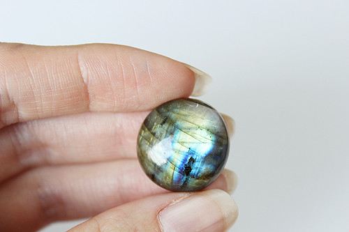 Labradorit bez průvleku (kabošon) 20x20 mm — foto 1