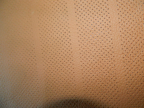 Perforovaná kůže hnědá — foto 1