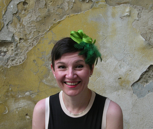 Fascinátor zelený - peří - spirála — foto 1