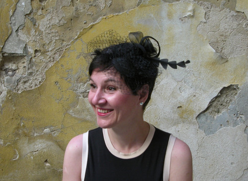 Fascinátor - černý - modistická stuha, závoj, brk — foto 1