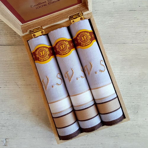 Pánské kapesníky s monogramem v krabičce — foto 1
