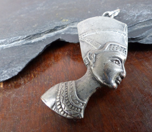 Nefertiti...kovový přívěšek