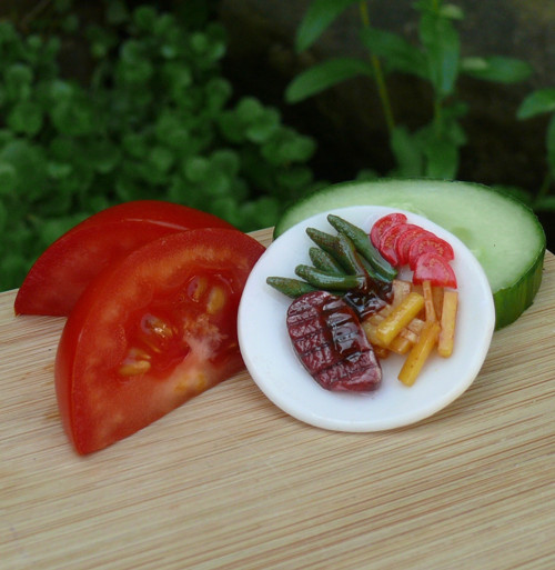 Steak na grilu, hranolky a zelené chřesty — foto 1