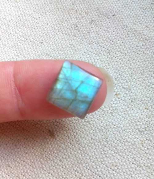 Mini kabošon Labradorit 10x10x3mm — foto 1
