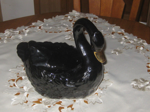 Černá labuť - porcelánový obal na květináč — foto 1