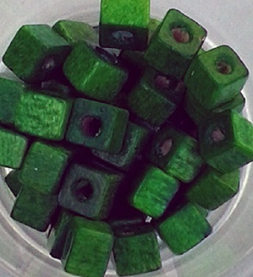 Dřevěné korálky 5 x 5 mm kostičky - 10 ks