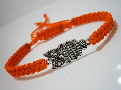 Neonový oranžový náramek se sovičkou (macramé) — foto 1
