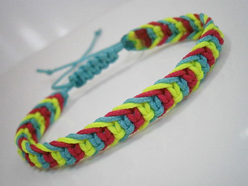 Neonový tříbarevný náramek (macramé) — foto 1