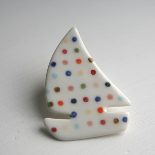 Barevná plavba (porcelánová brož) — foto 1