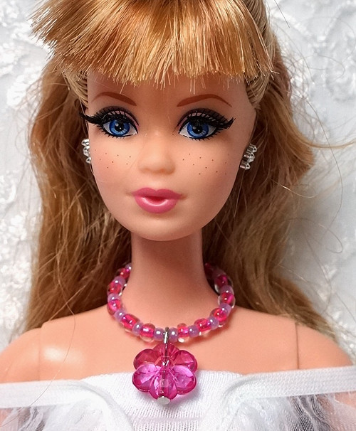 Náhrdelník pro Barbie s kytičkou — foto 1