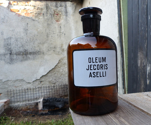 Oleum jecoris aselli...lékárenská lahev