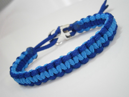Modrý dvoubarevný náramek (macramé) — foto 1